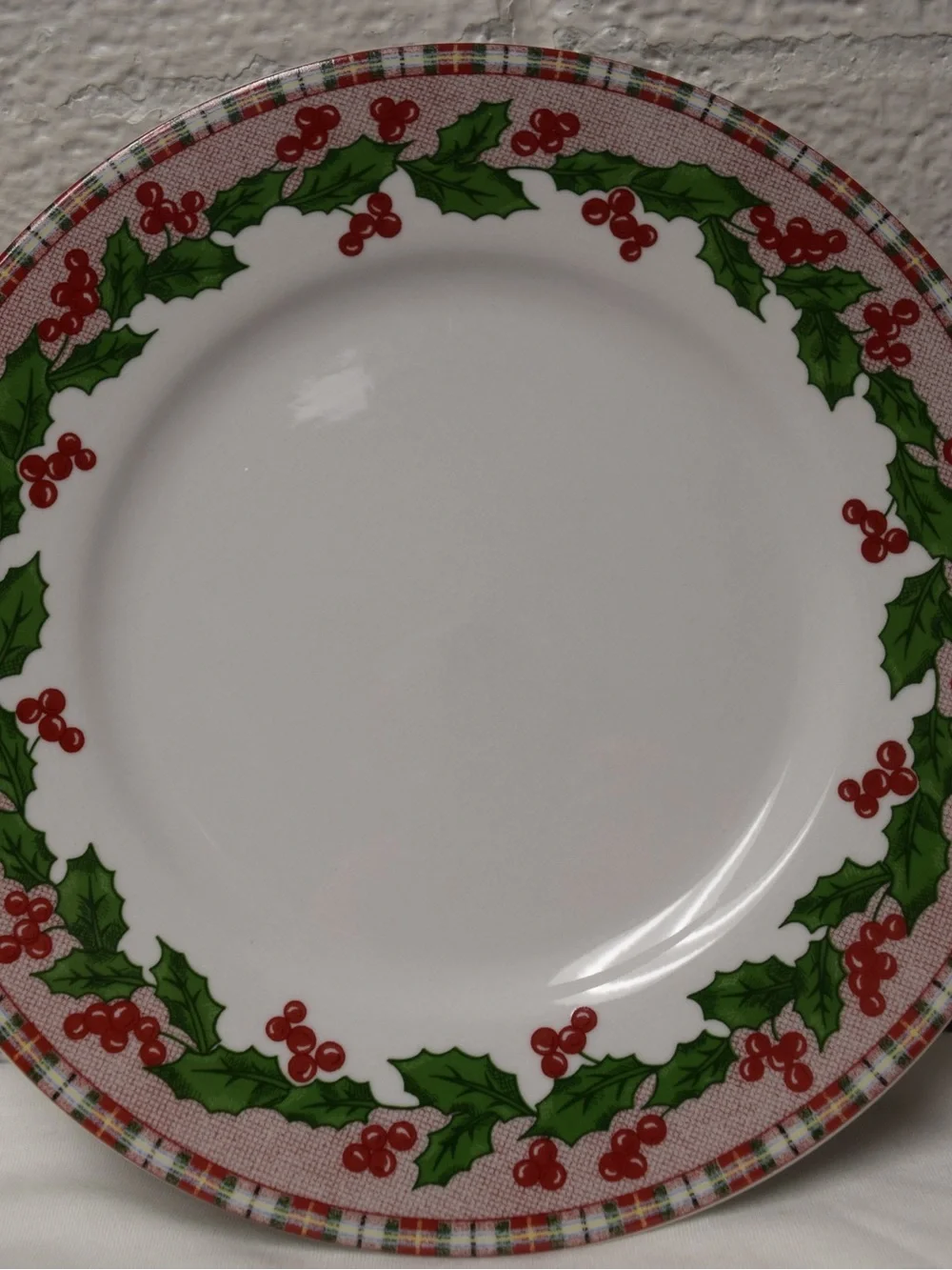 Vintage Essential Home Christmas 2005 Tartan Ribbon Holly Berry (4) Plates 8.5”